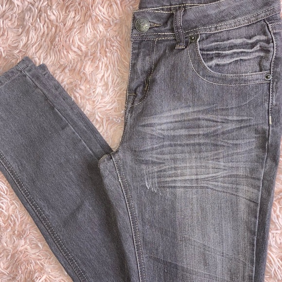 GREY DENIM 5-POCKET DISTRESSED SKINNY JEANS · SIZE 7 - Picture 2 of 7
